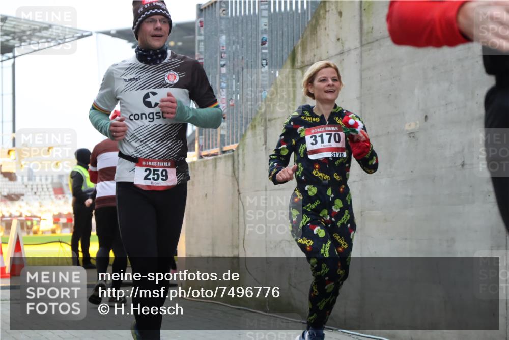 08.12.2024 - St. Pauli X-Mass-Run No. 14 H.Heesch http://msf.ph/oto/7496776 08.12.2024 10:00:38 Ziel 259, 3013, 3015, 3170, 3172, 174, 259, 484, 608, 3013, 3015, 3170 meine-sportfotos.de