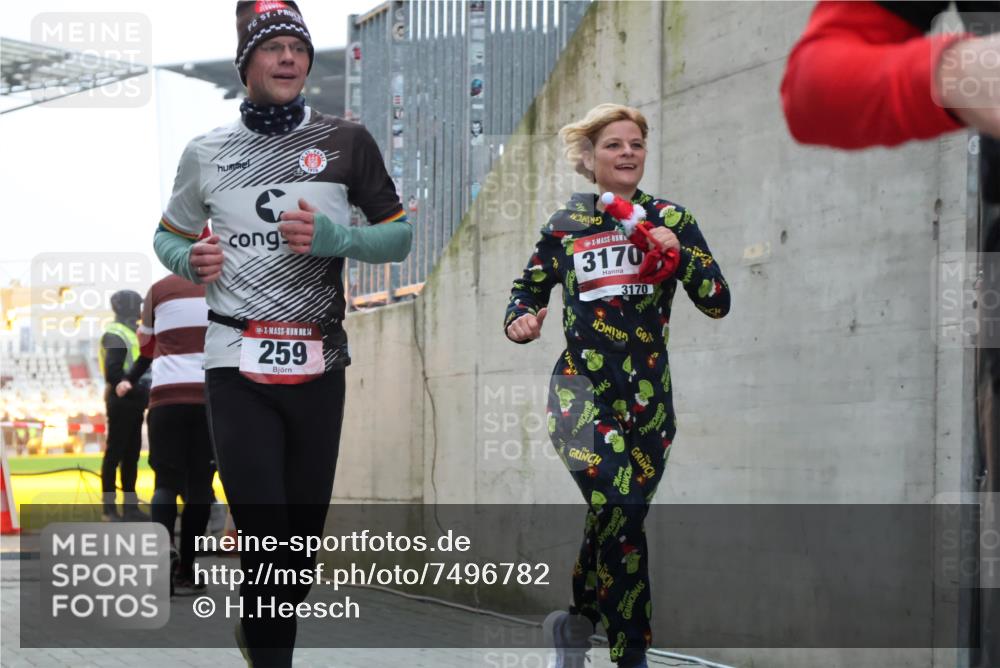 08.12.2024 - St. Pauli X-Mass-Run No. 14 H.Heesch http://msf.ph/oto/7496782 08.12.2024 10:00:38 Ziel 259, 3013, 3015, 3170, 3172, 174, 259, 484, 608, 3013, 3015, 3170 meine-sportfotos.de