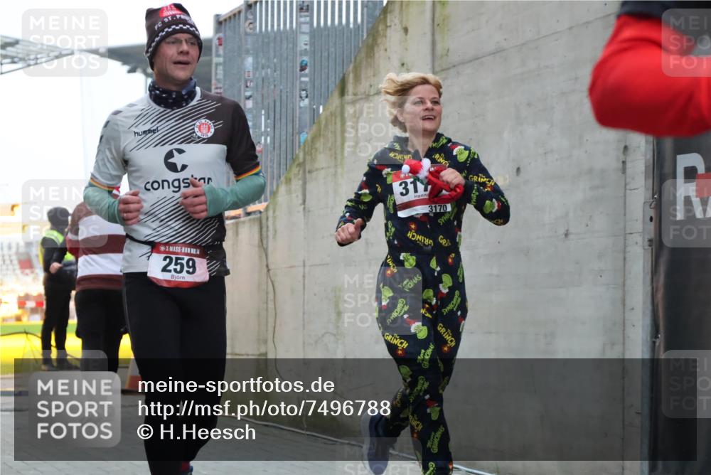 08.12.2024 - St. Pauli X-Mass-Run No. 14 H.Heesch http://msf.ph/oto/7496788 08.12.2024 10:00:38 Ziel 259, 3013, 3015, 3170, 3172, 174, 259, 484, 608, 3013, 3015, 3170 meine-sportfotos.de