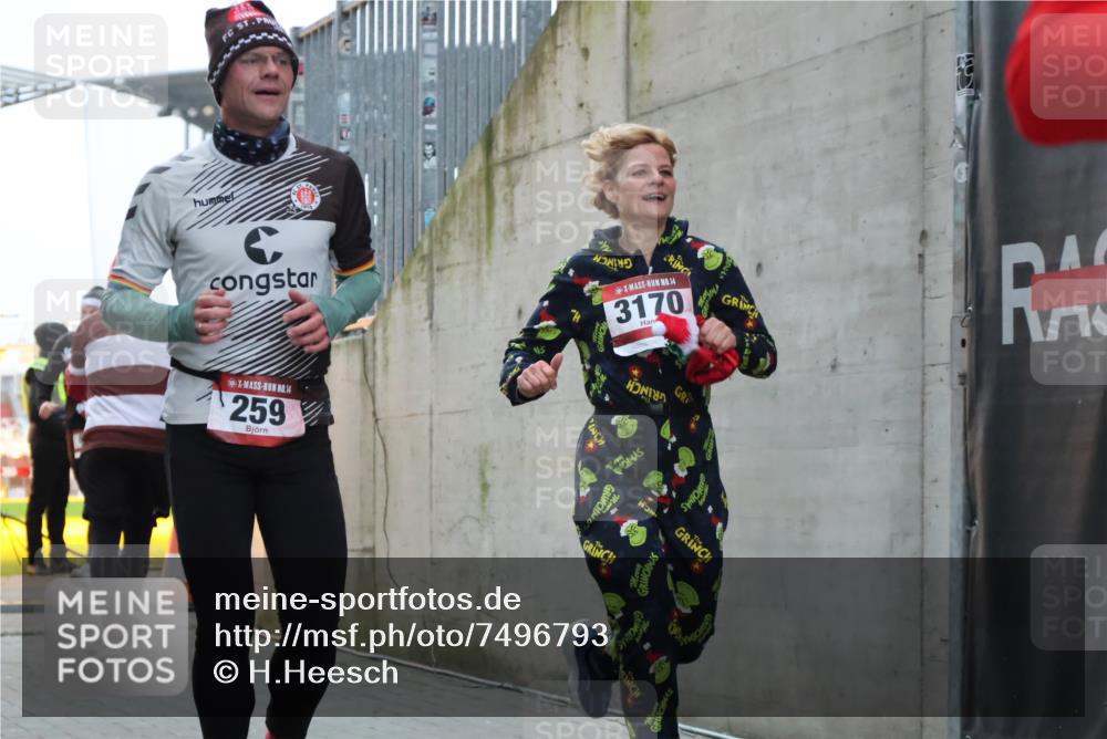 08.12.2024 - St. Pauli X-Mass-Run No. 14 H.Heesch http://msf.ph/oto/7496793 08.12.2024 10:00:38 Ziel 259, 3013, 3015, 3170, 3172, 174, 259, 484, 608, 3013, 3015, 3170 meine-sportfotos.de