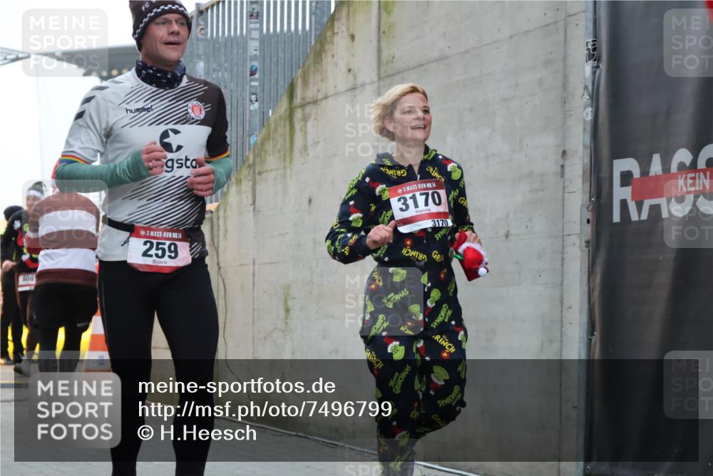 08.12.2024 - St. Pauli X-Mass-Run No. 14 H.Heesch http://msf.ph/oto/7496799 08.12.2024 10:00:38 Ziel 259, 3013, 3015, 3170, 3172, 174, 259, 484, 608, 3013, 3015, 3170 meine-sportfotos.de