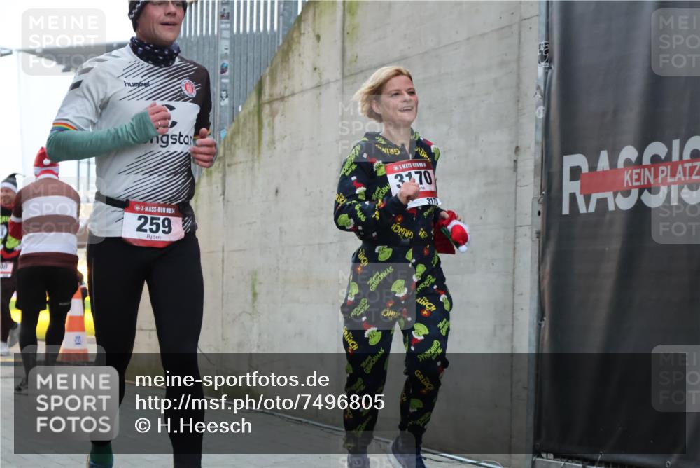08.12.2024 - St. Pauli X-Mass-Run No. 14 H.Heesch http://msf.ph/oto/7496805 08.12.2024 10:00:38 Ziel 259, 3013, 3015, 3170, 3172, 174, 259, 484, 608, 3013, 3015, 3170 meine-sportfotos.de