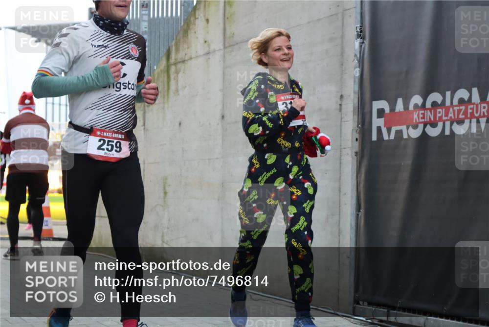 08.12.2024 - St. Pauli X-Mass-Run No. 14 H.Heesch http://msf.ph/oto/7496814 08.12.2024 10:00:38 Ziel 259, 3013, 3015, 3170, 3172, 174, 259, 484, 608, 3013, 3015, 3170 meine-sportfotos.de