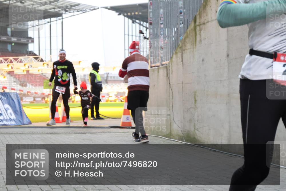 08.12.2024 - St. Pauli X-Mass-Run No. 14 H.Heesch http://msf.ph/oto/7496820 08.12.2024 10:00:39 Ziel 259, 3013, 3015, 3170, 3172, 174, 259, 484, 608, 3170 meine-sportfotos.de