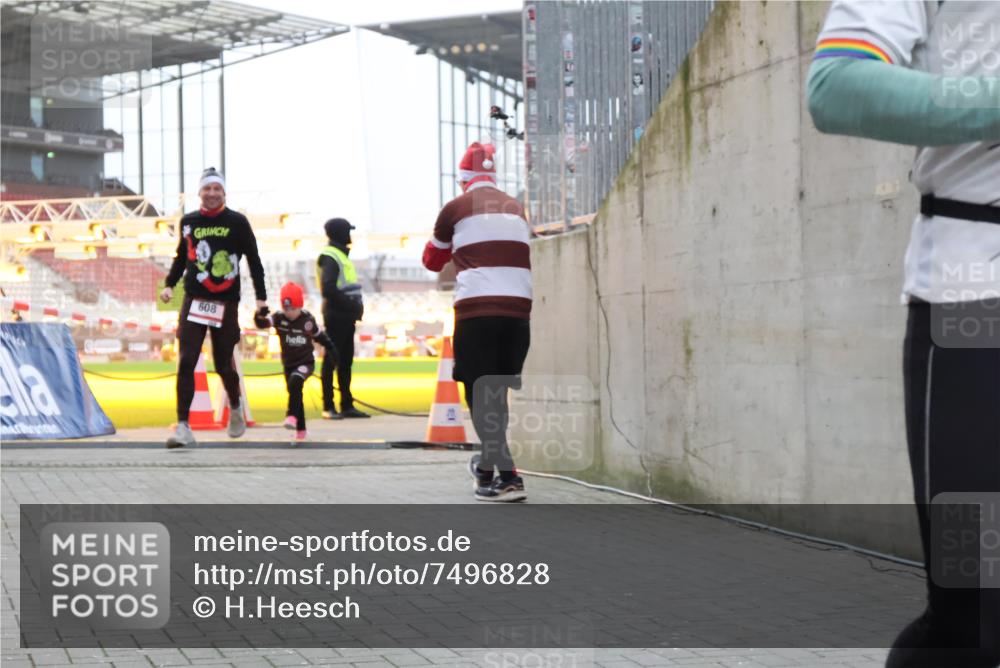 08.12.2024 - St. Pauli X-Mass-Run No. 14 H.Heesch http://msf.ph/oto/7496828 08.12.2024 10:00:39 Ziel 259, 3013, 3015, 3170, 3172, 174, 259, 484, 608, 3170 meine-sportfotos.de