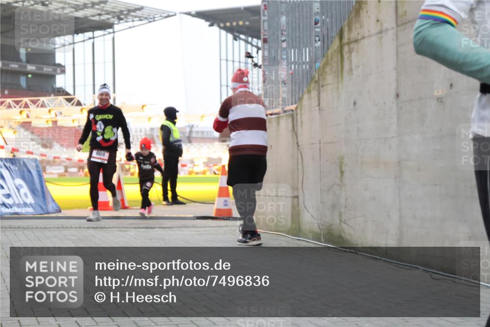 08.12.2024 - St. Pauli X-Mass-Run No. 14 H.Heesch http://msf.ph/oto/7496836 08.12.2024 10:00:39 Ziel 259, 3013, 3015, 3170, 3172, 174, 259, 484, 608, 3170 meine-sportfotos.de