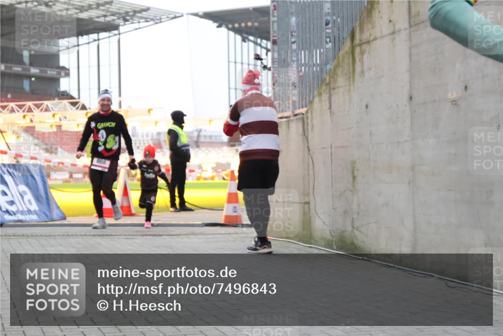 08.12.2024 - St. Pauli X-Mass-Run No. 14 H.Heesch http://msf.ph/oto/7496843 08.12.2024 10:00:39 Ziel 259, 3013, 3015, 3170, 3172, 174, 259, 484, 608, 3170 meine-sportfotos.de