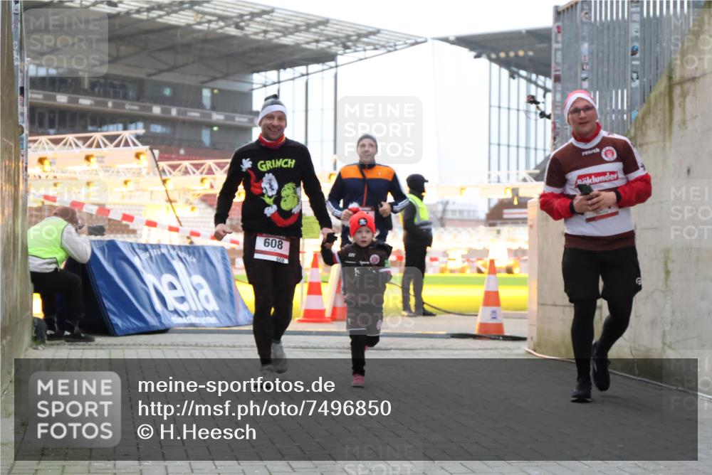 08.12.2024 - St. Pauli X-Mass-Run No. 14 H.Heesch http://msf.ph/oto/7496850 08.12.2024 10:00:41 Ziel 259, 3013, 3015, 3170, 3172, 174, 484, 608, 1393 meine-sportfotos.de