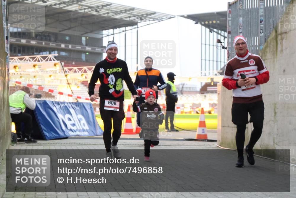 08.12.2024 - St. Pauli X-Mass-Run No. 14 H.Heesch http://msf.ph/oto/7496858 08.12.2024 10:00:41 Ziel 259, 3013, 3015, 3170, 3172, 174, 484, 608, 1393 meine-sportfotos.de