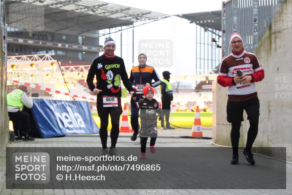 08.12.2024 - St. Pauli X-Mass-Run No. 14 H.Heesch http://msf.ph/oto/7496865 08.12.2024 10:00:41 Ziel 259, 3013, 3015, 3170, 3172, 174, 484, 608, 1393 meine-sportfotos.de