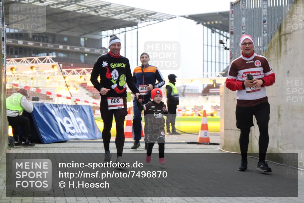 08.12.2024 - St. Pauli X-Mass-Run No. 14 H.Heesch http://msf.ph/oto/7496870 08.12.2024 10:00:41 Ziel 259, 3013, 3015, 3170, 3172, 174, 484, 608, 1393 meine-sportfotos.de
