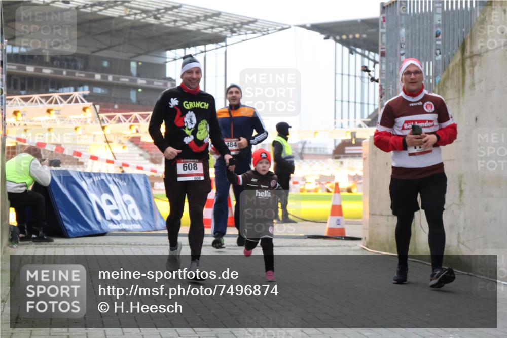 08.12.2024 - St. Pauli X-Mass-Run No. 14 H.Heesch http://msf.ph/oto/7496874 08.12.2024 10:00:41 Ziel 259, 3013, 3015, 3170, 3172, 174, 484, 608, 1393 meine-sportfotos.de
