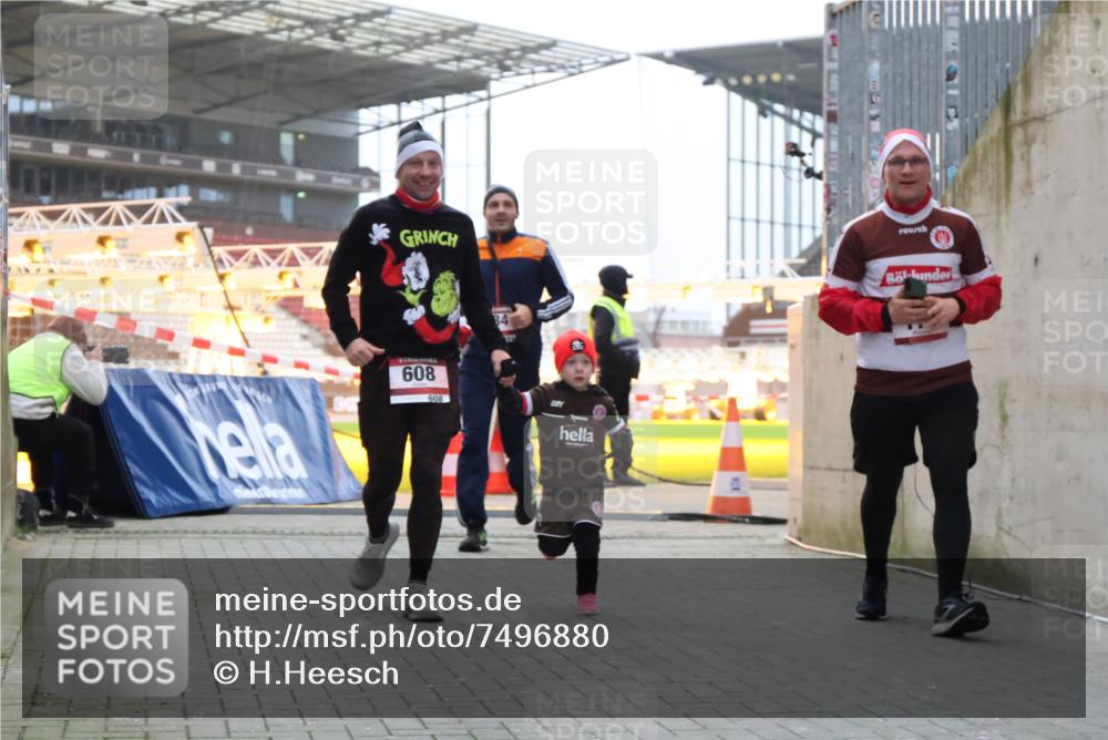 08.12.2024 - St. Pauli X-Mass-Run No. 14 H.Heesch http://msf.ph/oto/7496880 08.12.2024 10:00:41 Ziel 259, 3013, 3015, 3170, 3172, 174, 484, 608, 1393 meine-sportfotos.de