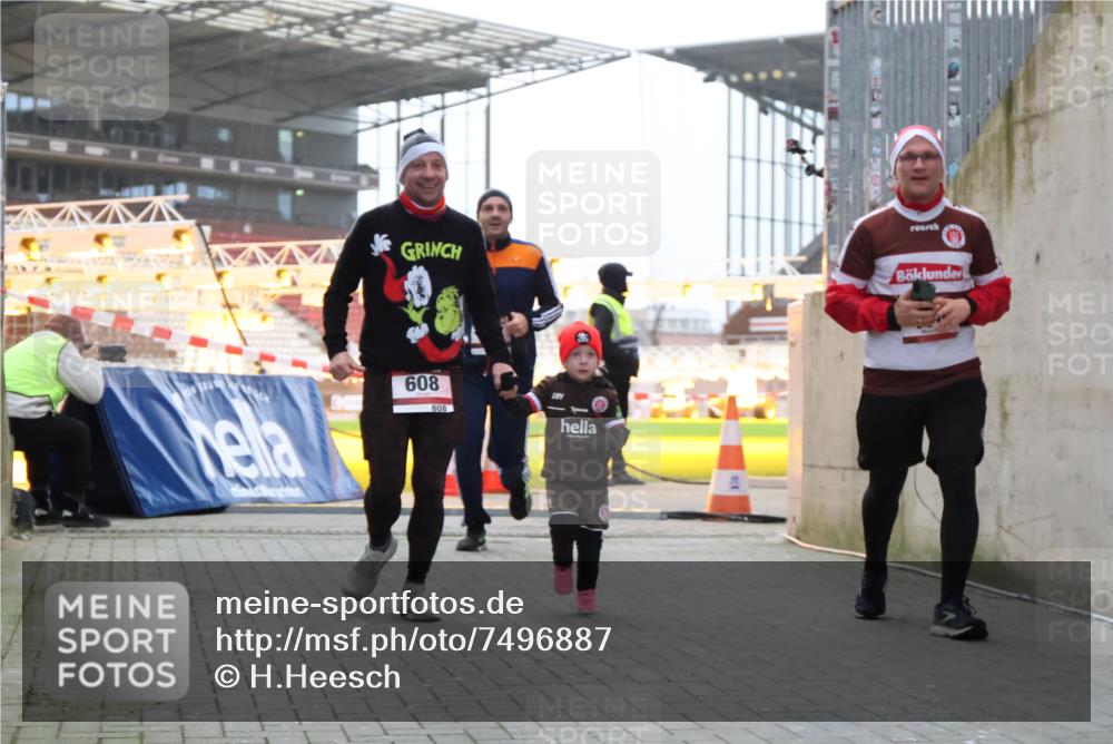 08.12.2024 - St. Pauli X-Mass-Run No. 14 H.Heesch http://msf.ph/oto/7496887 08.12.2024 10:00:41 Ziel 259, 3013, 3015, 3170, 3172, 174, 484, 608, 1393 meine-sportfotos.de
