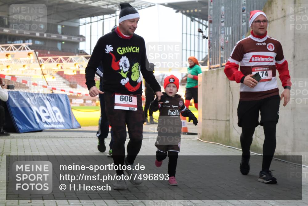 08.12.2024 - St. Pauli X-Mass-Run No. 14 H.Heesch http://msf.ph/oto/7496893 08.12.2024 10:00:43 Ziel 259, 3013, 3015, 3170, 3172, 174, 484, 608, 1393, 1725 meine-sportfotos.de