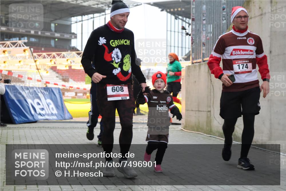 08.12.2024 - St. Pauli X-Mass-Run No. 14 H.Heesch http://msf.ph/oto/7496901 08.12.2024 10:00:43 Ziel 259, 3013, 3015, 3170, 3172, 174, 484, 608, 1393, 1725 meine-sportfotos.de