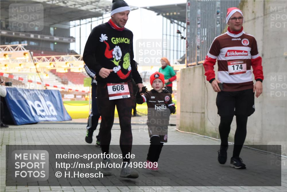 08.12.2024 - St. Pauli X-Mass-Run No. 14 H.Heesch http://msf.ph/oto/7496909 08.12.2024 10:00:43 Ziel 259, 3013, 3015, 3170, 3172, 174, 484, 608, 1393, 1725 meine-sportfotos.de