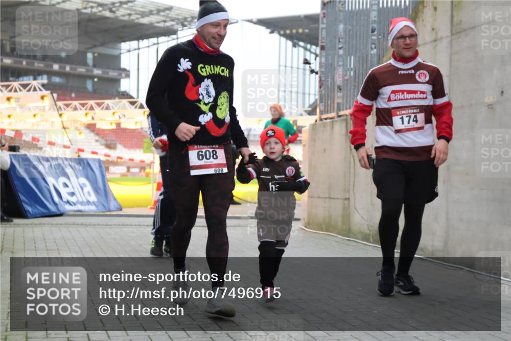 08.12.2024 - St. Pauli X-Mass-Run No. 14 H.Heesch http://msf.ph/oto/7496915 08.12.2024 10:00:43 Ziel 259, 3013, 3015, 3170, 3172, 174, 484, 608, 1393, 1725 meine-sportfotos.de