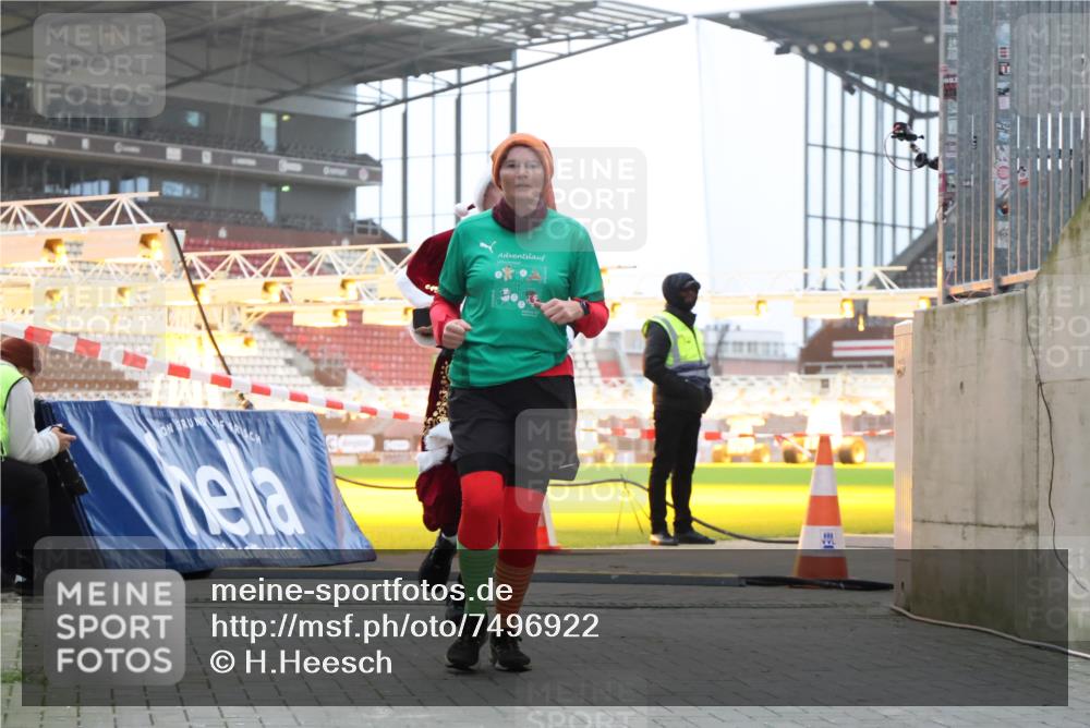 08.12.2024 - St. Pauli X-Mass-Run No. 14 H.Heesch http://msf.ph/oto/7496922 08.12.2024 10:00:45 Ziel 174, 259, 608, 3013, 3015, 3170, 3172, 174, 484, 608, 1393, 1725, 2760 meine-sportfotos.de