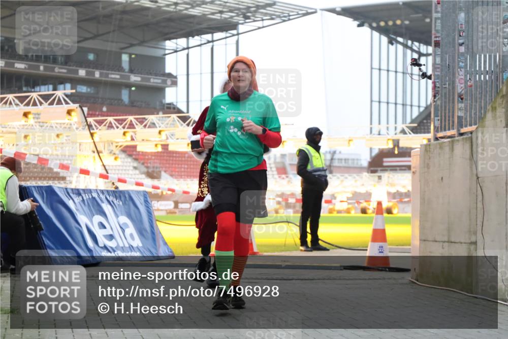 08.12.2024 - St. Pauli X-Mass-Run No. 14 H.Heesch http://msf.ph/oto/7496928 08.12.2024 10:00:45 Ziel 174, 259, 608, 3013, 3015, 3170, 3172, 174, 484, 608, 1393, 1725, 2760 meine-sportfotos.de