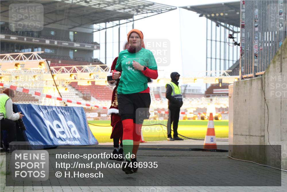 08.12.2024 - St. Pauli X-Mass-Run No. 14 H.Heesch http://msf.ph/oto/7496935 08.12.2024 10:00:45 Ziel 174, 259, 608, 3013, 3015, 3170, 3172, 174, 484, 608, 1393, 1725, 2760 meine-sportfotos.de