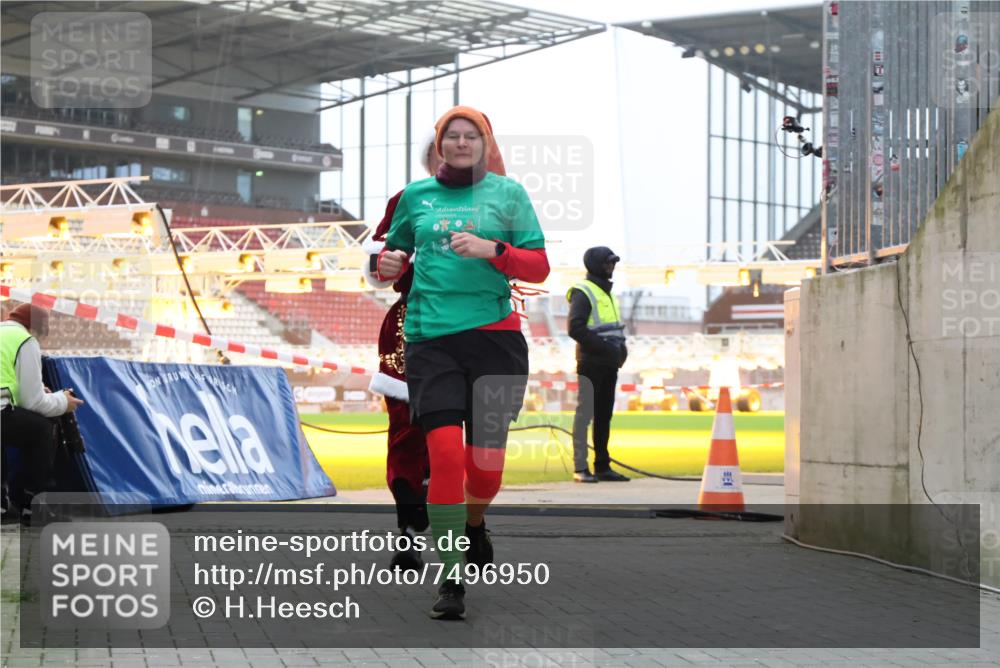 08.12.2024 - St. Pauli X-Mass-Run No. 14 H.Heesch http://msf.ph/oto/7496950 08.12.2024 10:00:46 Ziel 174, 259, 484, 608, 3013, 3015, 3170, 3172, 174, 484, 608, 1393, 1725, 2760 meine-sportfotos.de