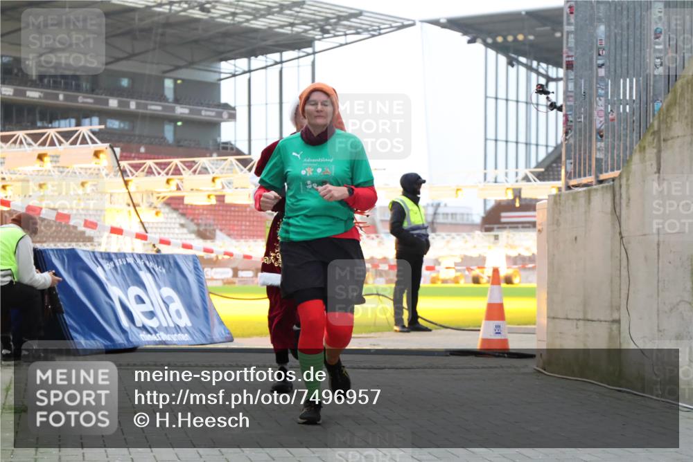 08.12.2024 - St. Pauli X-Mass-Run No. 14 H.Heesch http://msf.ph/oto/7496957 08.12.2024 10:00:46 Ziel 174, 259, 484, 608, 3013, 3015, 3170, 3172, 174, 484, 608, 1393, 1725, 2760 meine-sportfotos.de