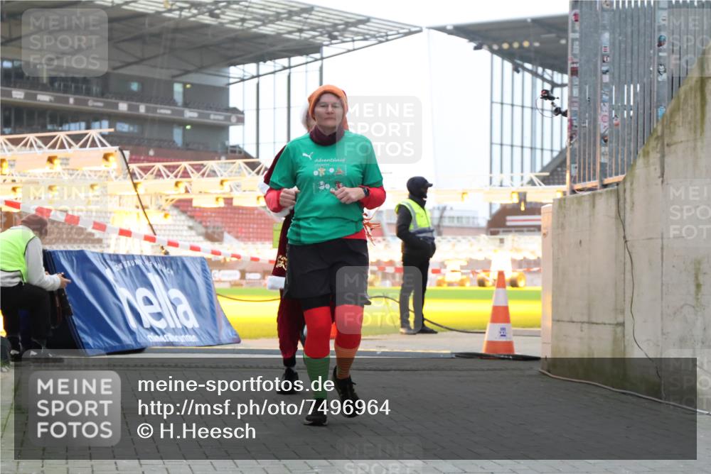 08.12.2024 - St. Pauli X-Mass-Run No. 14 H.Heesch http://msf.ph/oto/7496964 08.12.2024 10:00:46 Ziel 174, 259, 484, 608, 3013, 3015, 3170, 3172, 174, 484, 608, 1393, 1725, 2760 meine-sportfotos.de