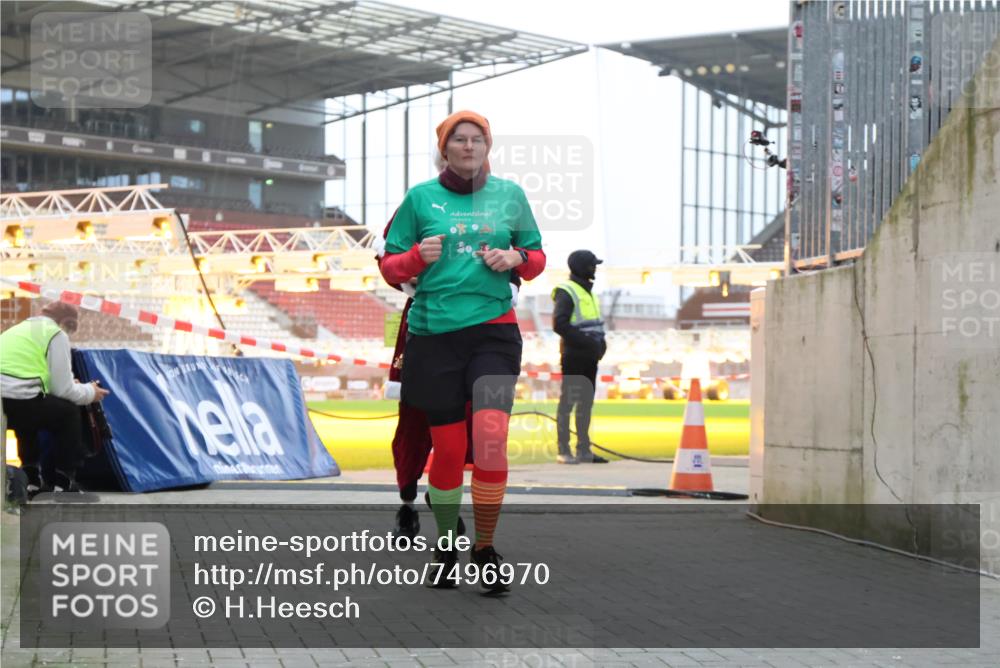 08.12.2024 - St. Pauli X-Mass-Run No. 14 H.Heesch http://msf.ph/oto/7496970 08.12.2024 10:00:46 Ziel 174, 259, 484, 608, 3013, 3015, 3170, 3172, 174, 484, 608, 1393, 1725, 2760 meine-sportfotos.de