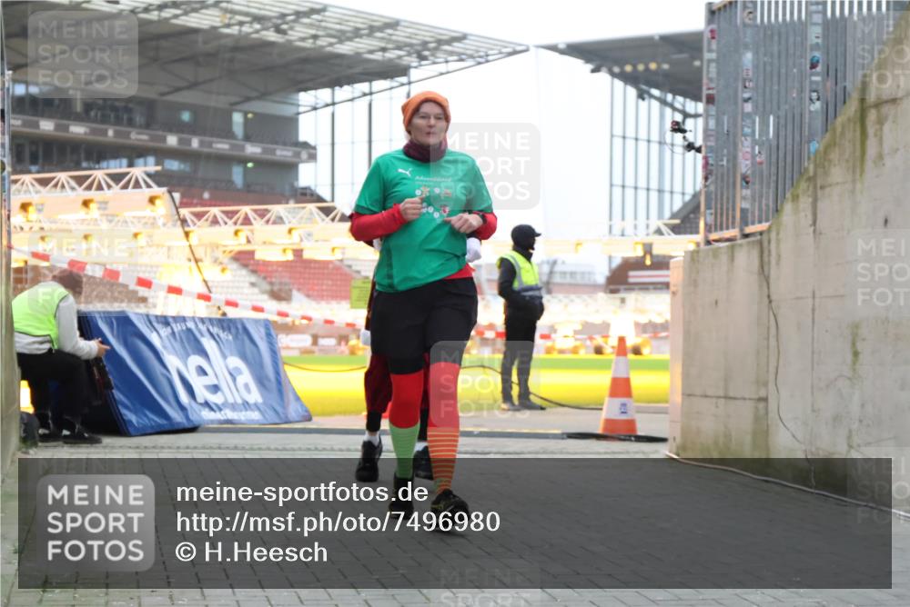 08.12.2024 - St. Pauli X-Mass-Run No. 14 H.Heesch http://msf.ph/oto/7496980 08.12.2024 10:00:46 Ziel 174, 259, 484, 608, 3013, 3015, 3170, 3172, 174, 484, 608, 1393, 1725, 2760 meine-sportfotos.de