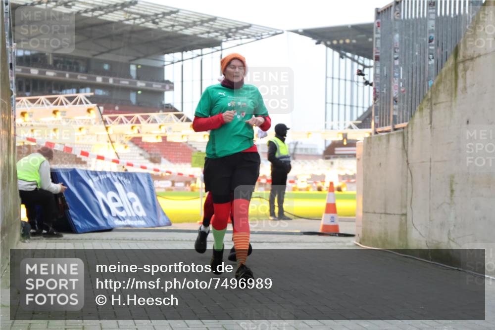 08.12.2024 - St. Pauli X-Mass-Run No. 14 H.Heesch http://msf.ph/oto/7496989 08.12.2024 10:00:46 Ziel 174, 259, 484, 608, 3013, 3015, 3170, 3172, 174, 484, 608, 1393, 1725, 2760 meine-sportfotos.de