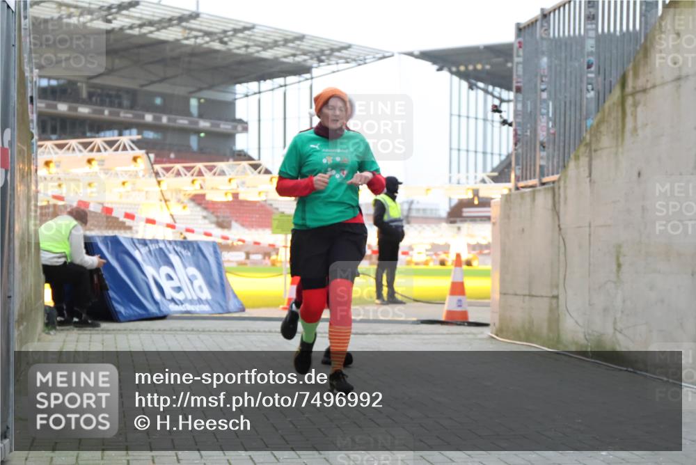 08.12.2024 - St. Pauli X-Mass-Run No. 14 H.Heesch http://msf.ph/oto/7496992 08.12.2024 10:00:46 Ziel 174, 259, 484, 608, 3013, 3015, 3170, 3172, 174, 484, 608, 1393, 1725, 2760 meine-sportfotos.de