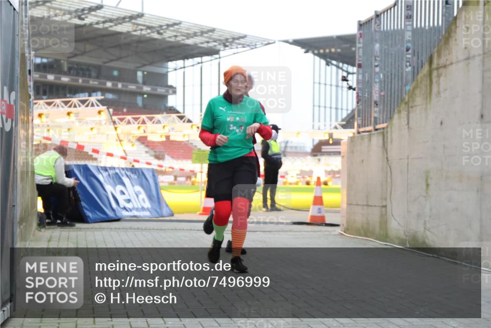 08.12.2024 - St. Pauli X-Mass-Run No. 14 H.Heesch http://msf.ph/oto/7496999 08.12.2024 10:00:46 Ziel 174, 259, 484, 608, 3013, 3015, 3170, 3172, 174, 484, 608, 1393, 1725, 2760 meine-sportfotos.de