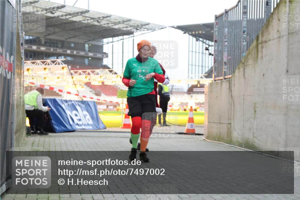 08.12.2024 - St. Pauli X-Mass-Run No. 14 H.Heesch http://msf.ph/oto/7497002 08.12.2024 10:00:46 Ziel 174, 259, 484, 608, 3013, 3015, 3170, 3172, 174, 484, 608, 1393, 1725, 2760 meine-sportfotos.de