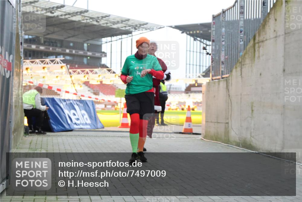 08.12.2024 - St. Pauli X-Mass-Run No. 14 H.Heesch http://msf.ph/oto/7497009 08.12.2024 10:00:46 Ziel 174, 259, 484, 608, 3013, 3015, 3170, 3172, 174, 484, 608, 1393, 1725, 2760 meine-sportfotos.de