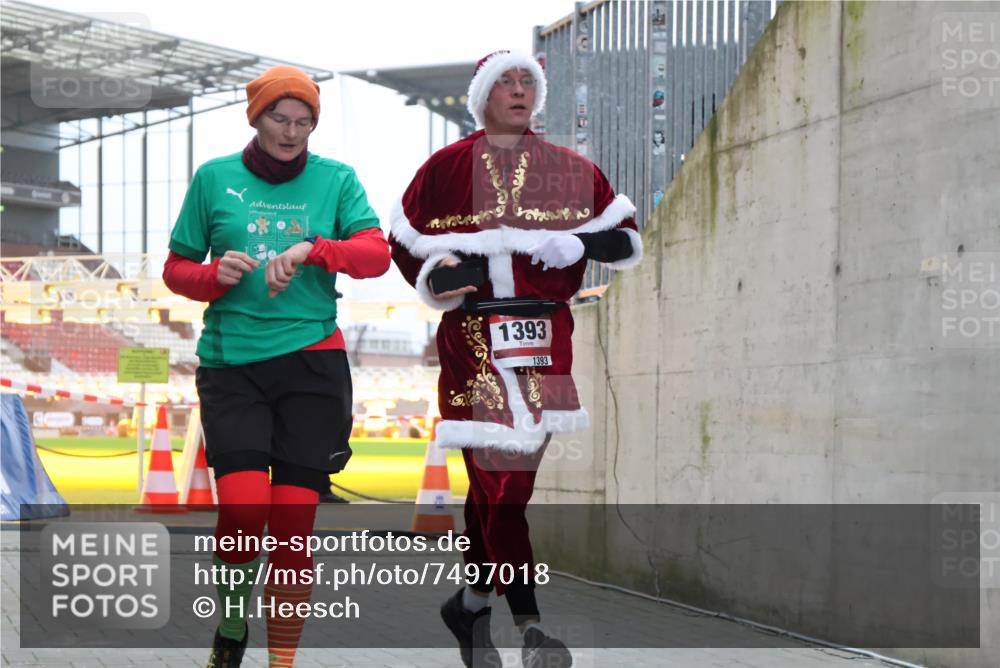 08.12.2024 - St. Pauli X-Mass-Run No. 14 H.Heesch http://msf.ph/oto/7497018 08.12.2024 10:00:47 Ziel 174, 259, 484, 608, 3013, 3015, 3170, 3172, 484, 1393, 1725, 2760 meine-sportfotos.de