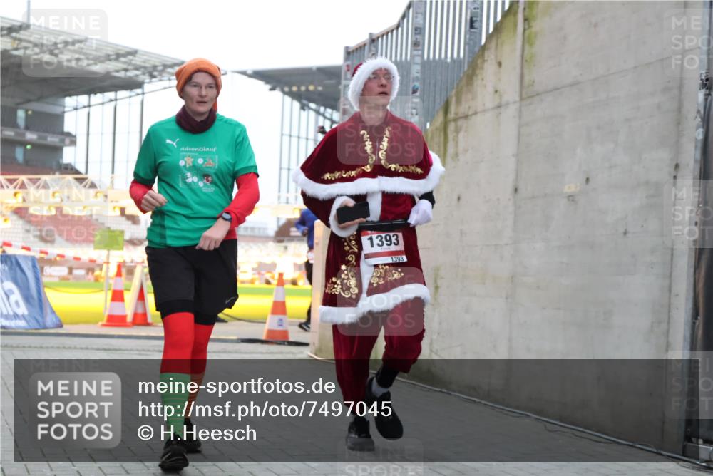 08.12.2024 - St. Pauli X-Mass-Run No. 14 H.Heesch http://msf.ph/oto/7497045 08.12.2024 10:00:47 Ziel 174, 259, 484, 608, 3013, 3015, 3170, 3172, 484, 1393, 1725, 2760 meine-sportfotos.de