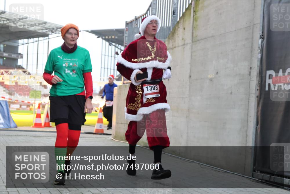 08.12.2024 - St. Pauli X-Mass-Run No. 14 H.Heesch http://msf.ph/oto/7497060 08.12.2024 10:00:47 Ziel 174, 259, 484, 608, 3013, 3015, 3170, 3172, 484, 1393, 1725, 2760 meine-sportfotos.de