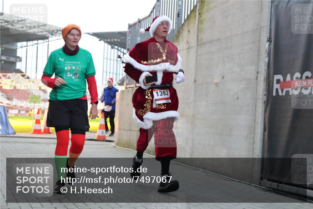 08.12.2024 - St. Pauli X-Mass-Run No. 14 H.Heesch http://msf.ph/oto/7497067 08.12.2024 10:00:48 Ziel 174, 259, 484, 608, 1393, 3013, 3015, 3170, 484, 1393, 1725, 2760 meine-sportfotos.de