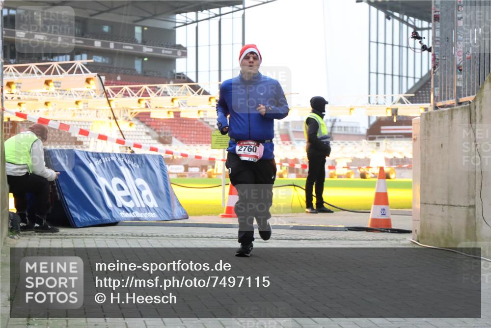 08.12.2024 - St. Pauli X-Mass-Run No. 14 H.Heesch http://msf.ph/oto/7497115 08.12.2024 10:00:50 Ziel 174, 259, 484, 608, 1393, 3013, 3015, 3170, 1393, 1725, 2760 meine-sportfotos.de