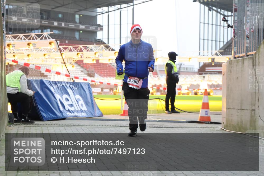 08.12.2024 - St. Pauli X-Mass-Run No. 14 H.Heesch http://msf.ph/oto/7497123 08.12.2024 10:00:50 Ziel 174, 259, 484, 608, 1393, 3013, 3015, 3170, 1393, 1725, 2760 meine-sportfotos.de