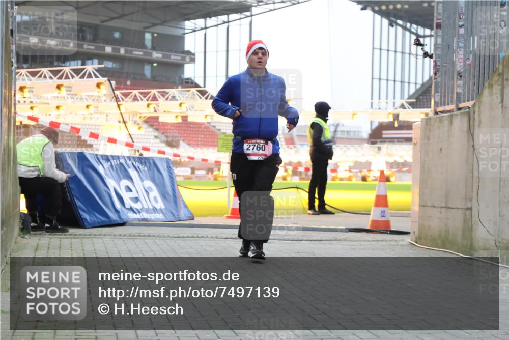 08.12.2024 - St. Pauli X-Mass-Run No. 14 H.Heesch http://msf.ph/oto/7497139 08.12.2024 10:00:50 Ziel 174, 259, 484, 608, 1393, 3013, 3015, 3170, 1393, 1725, 2760 meine-sportfotos.de