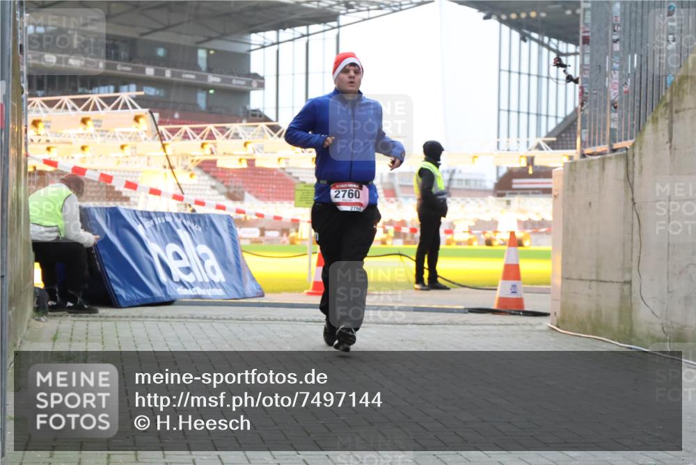 08.12.2024 - St. Pauli X-Mass-Run No. 14 H.Heesch http://msf.ph/oto/7497144 08.12.2024 10:00:50 Ziel 174, 259, 484, 608, 1393, 3013, 3015, 3170, 1393, 1725, 2760 meine-sportfotos.de