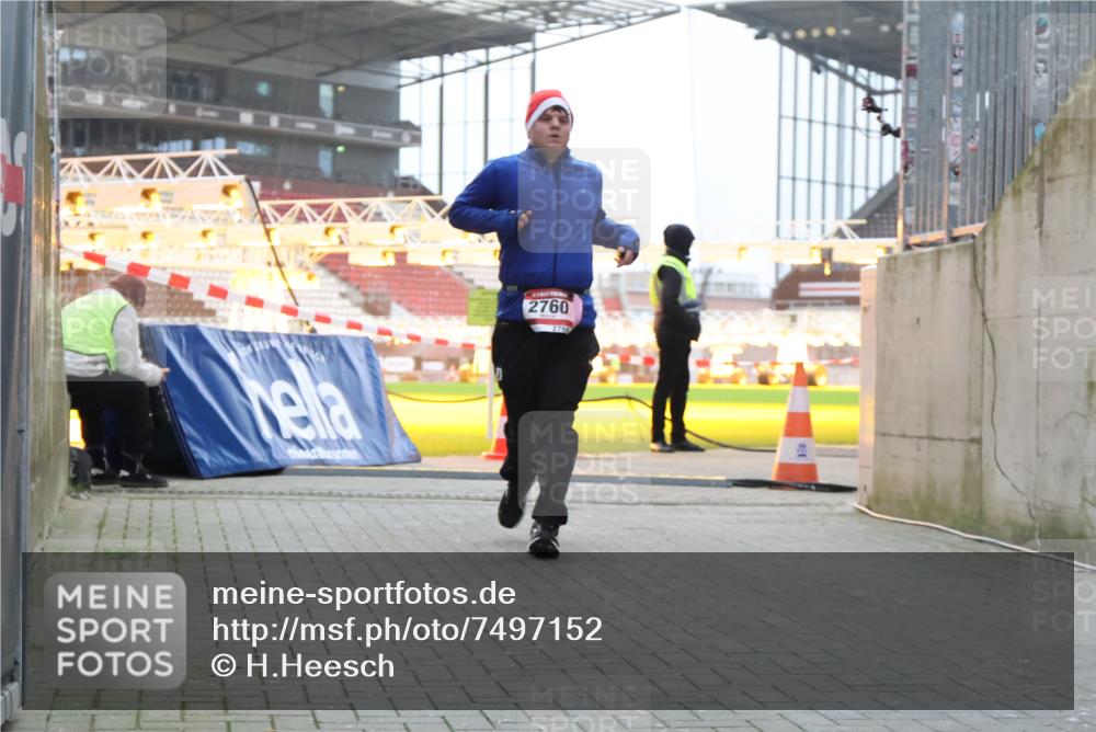 08.12.2024 - St. Pauli X-Mass-Run No. 14 H.Heesch http://msf.ph/oto/7497152 08.12.2024 10:00:50 Ziel 174, 259, 484, 608, 1393, 3013, 3015, 3170, 1393, 1725, 2760 meine-sportfotos.de