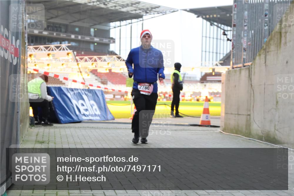 08.12.2024 - St. Pauli X-Mass-Run No. 14 H.Heesch http://msf.ph/oto/7497171 08.12.2024 10:00:50 Ziel 174, 259, 484, 608, 1393, 3013, 3015, 3170, 1393, 1725, 2760 meine-sportfotos.de