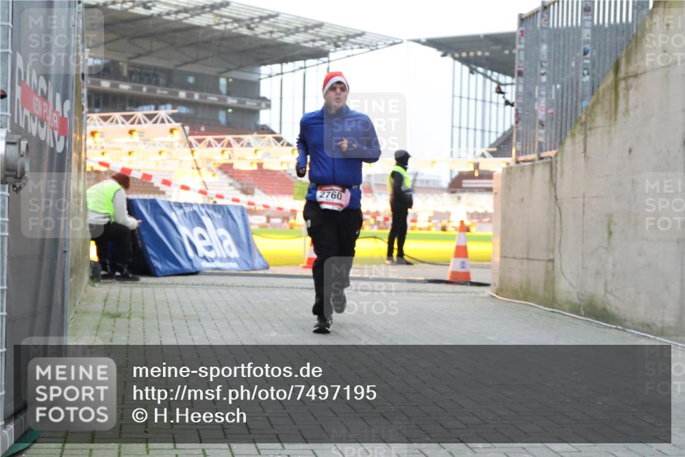 08.12.2024 - St. Pauli X-Mass-Run No. 14 H.Heesch http://msf.ph/oto/7497195 08.12.2024 10:00:51 Ziel 174, 259, 484, 608, 1393, 1725, 3170, 1725, 2760 meine-sportfotos.de