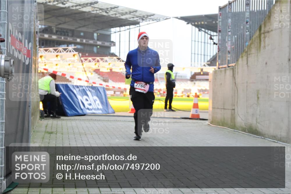 08.12.2024 - St. Pauli X-Mass-Run No. 14 H.Heesch http://msf.ph/oto/7497200 08.12.2024 10:00:51 Ziel 174, 259, 484, 608, 1393, 1725, 3170, 1725, 2760 meine-sportfotos.de