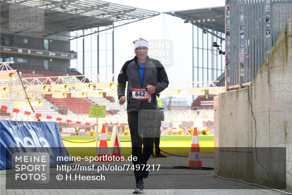 08.12.2024 - St. Pauli X-Mass-Run No. 14 H.Heesch http://msf.ph/oto/7497217 08.12.2024 10:01:09 Ziel 642, 2808, 2809 meine-sportfotos.de