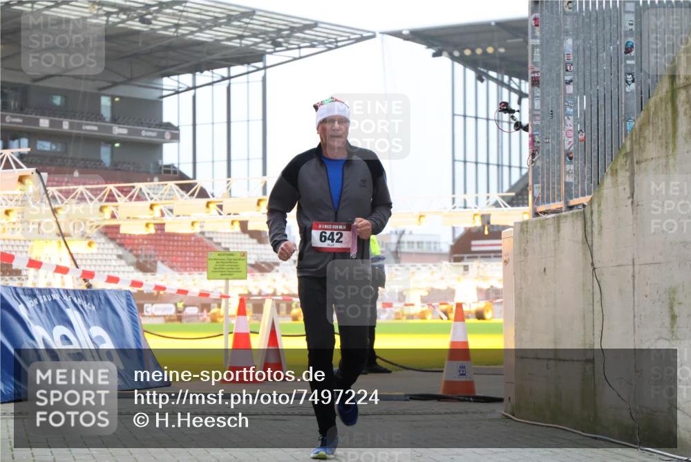 08.12.2024 - St. Pauli X-Mass-Run No. 14 H.Heesch http://msf.ph/oto/7497224 08.12.2024 10:01:09 Ziel 642, 2808, 2809 meine-sportfotos.de