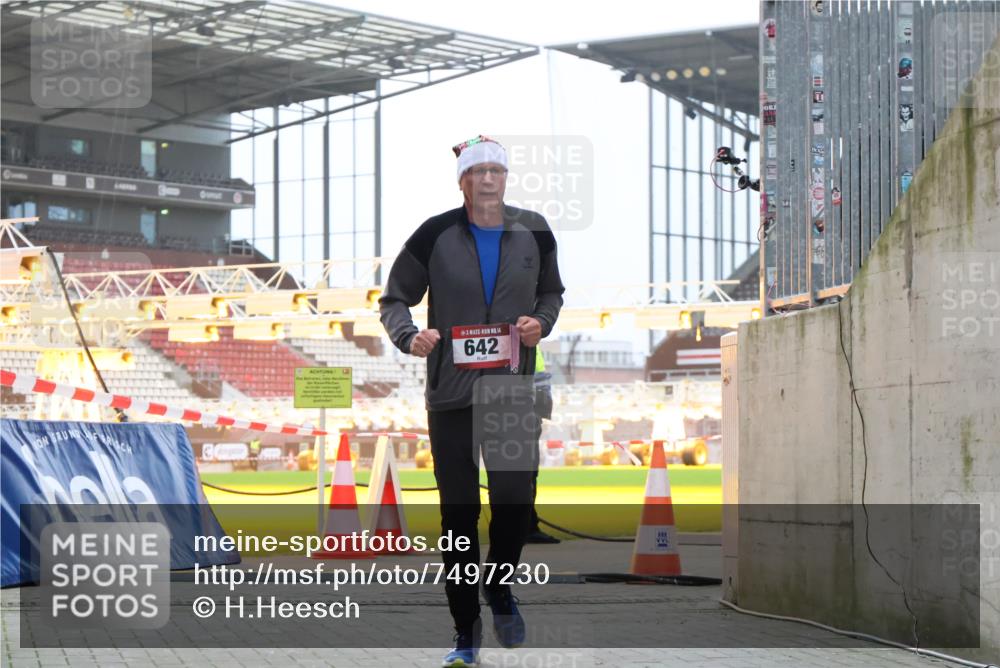 08.12.2024 - St. Pauli X-Mass-Run No. 14 H.Heesch http://msf.ph/oto/7497230 08.12.2024 10:01:09 Ziel 642, 2808, 2809 meine-sportfotos.de